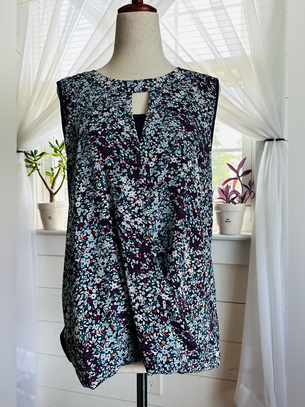 41 Hawthorn Clearwater Mixed Media faux-wrap Surplice Blouse floral print
Size M